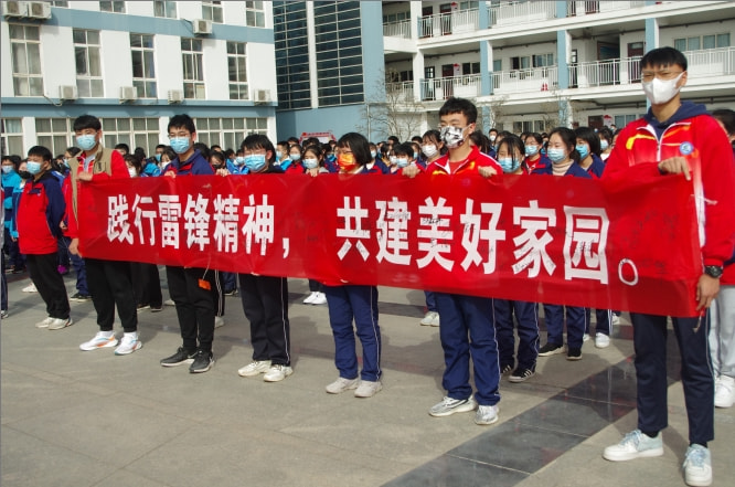 胶州四中举办学习雷锋主题教育活动_弘扬_好榜样_校园