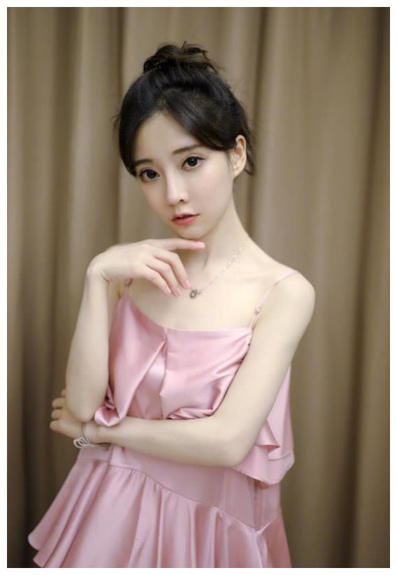 原创冯提莫开始走性感路线穿细吊带裙玩锁骨杀全网沸腾了