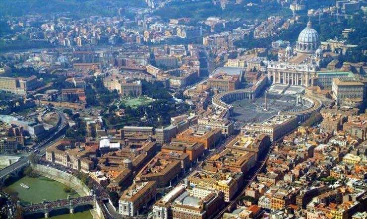 全球最小的国家梵蒂冈，人口不到一千，无军队，为何别人不敢入侵