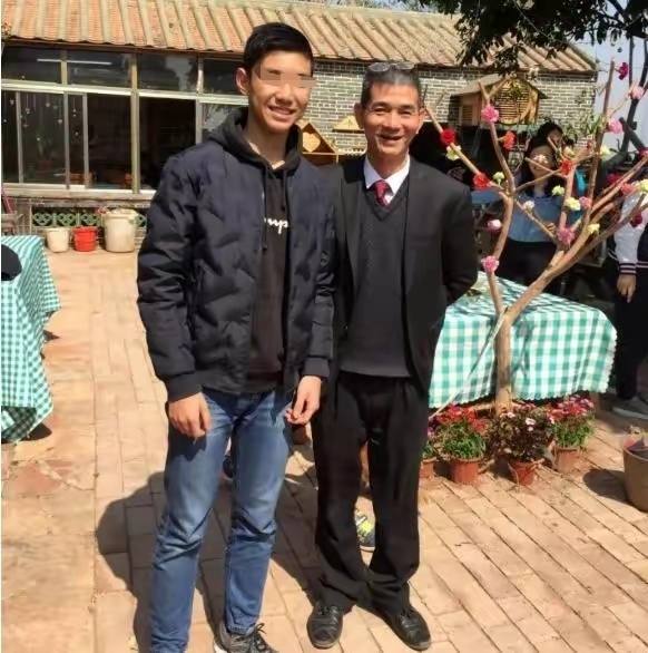 (张一德和他的父亲张跃)张跃是一位著名的育儿博客作者,尤其是在广州