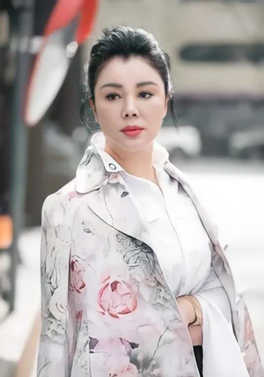 于小慧:有过一段婚姻,58岁身家过亿,靠缘分结婚_儿子_丈夫_时候