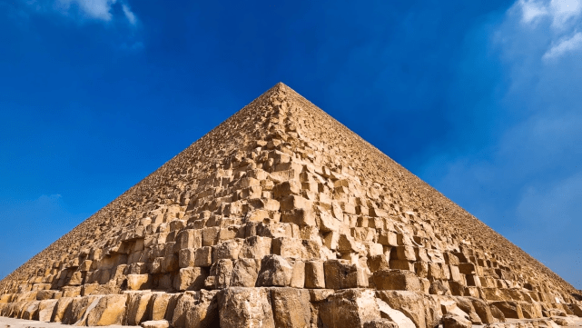 金字塔的奥秘,塔高乘10的9次方恰好等于地球与太阳之间的距离,塔基的