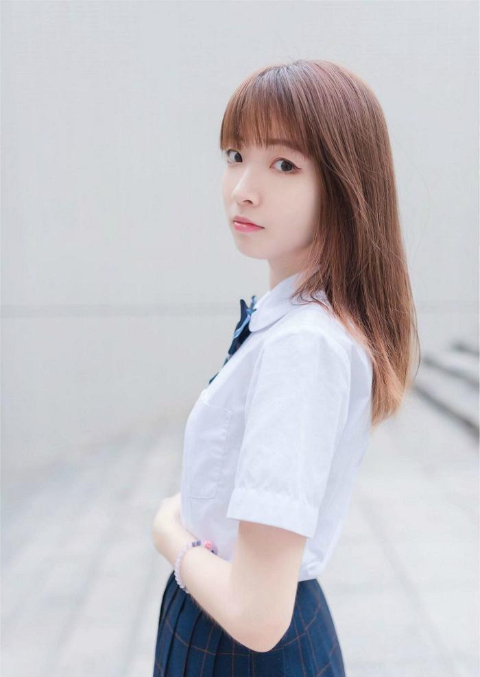 她被称作制服女神白丝配上百褶裙这样的身材难怪大家都喜欢她