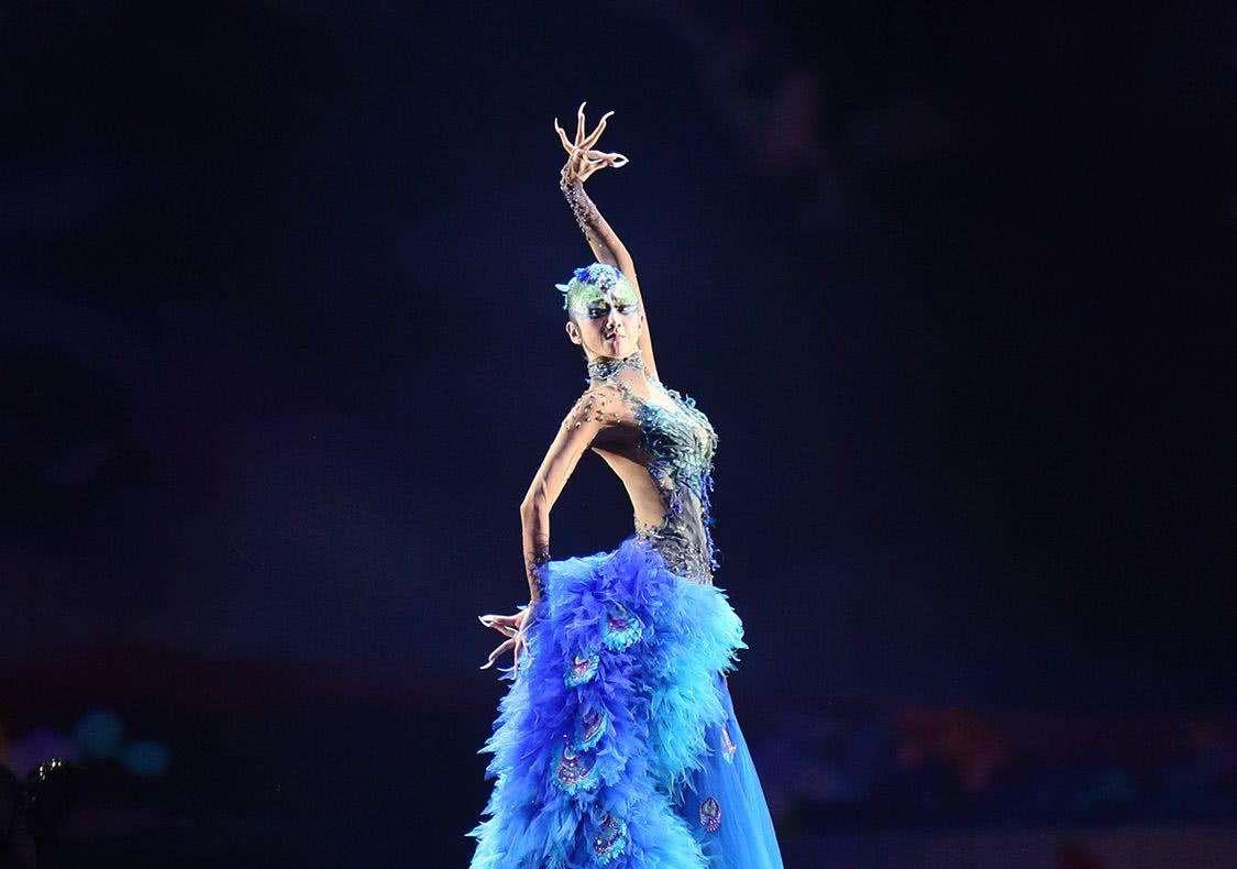 为了追求舞台效果,她的衣服都是画上的,镜头拉近竟能看见纹路_杨丽萍