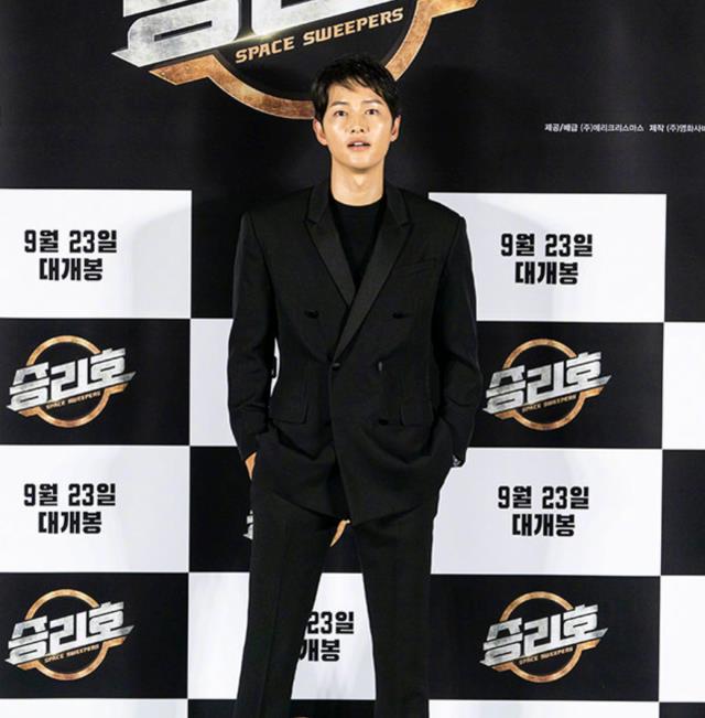 原创放飞自我宋仲基近照油光满面成油腻大叔身旁女子神似宋慧乔