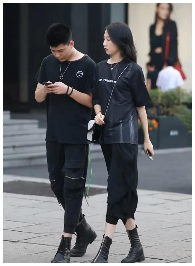 妹子穿男友鞋黑裙情侣出街狂撒狗粮这又是什么神仙爱情