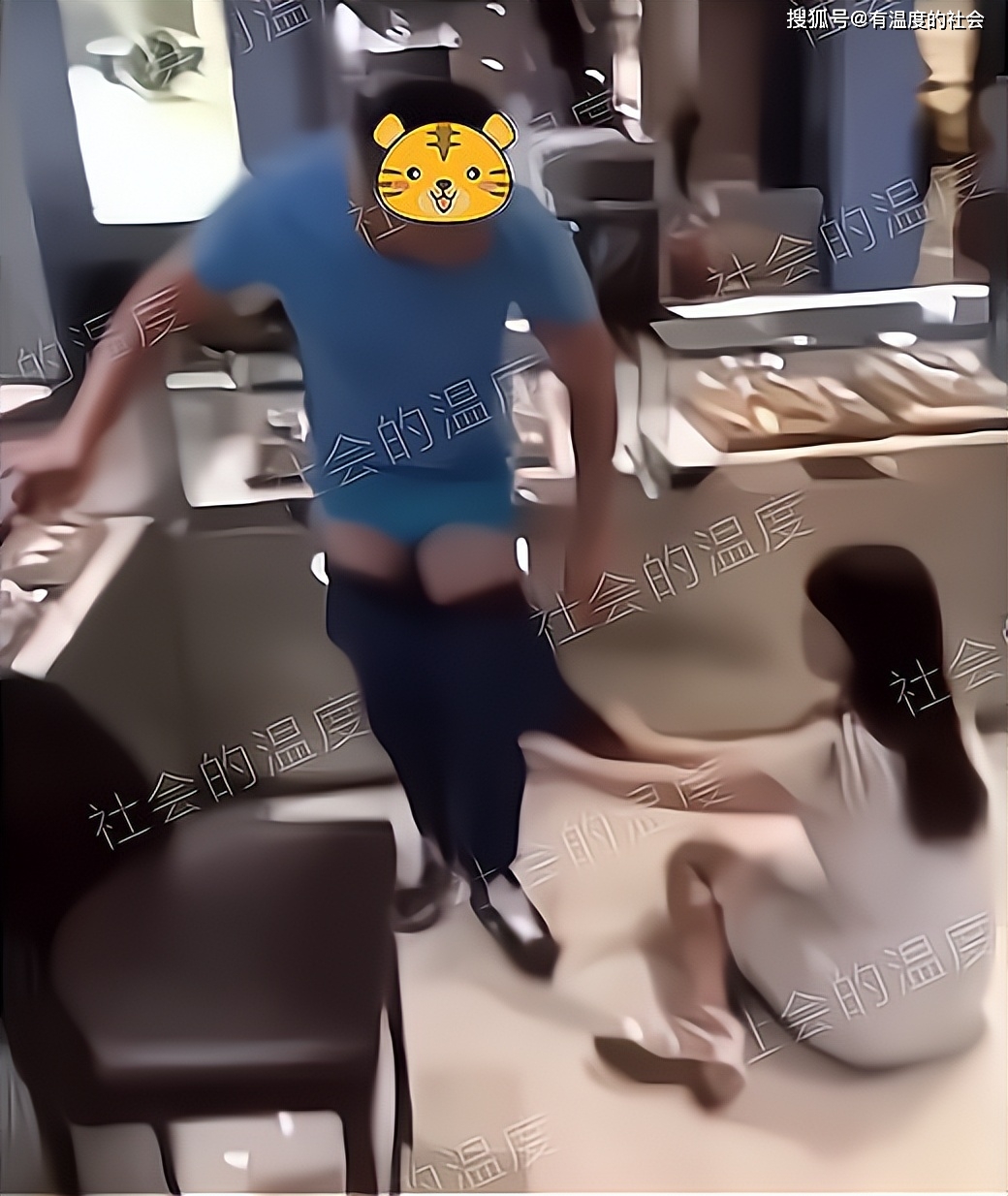 原创这是女儿还是女友买钻石手镯被拒女子扯掉男友裤子坐地上撒泼