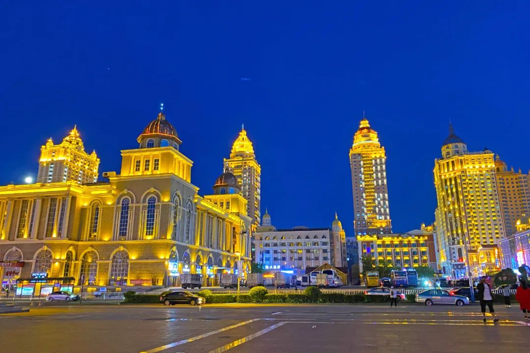 中国最大的陆路口岸城市，与俄罗斯蒙古交界，被誉为“东亚之窗”