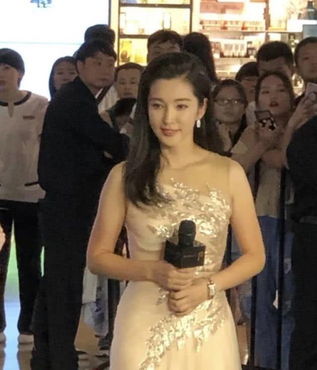 46岁李冰冰出席活动穿薄纱裙身材发福网友气质突变