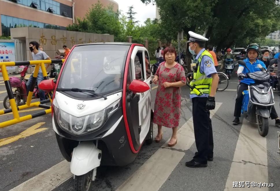 老年代步车半岛体育属于机动车上路需要上牌、持驾照、买保险(图1)