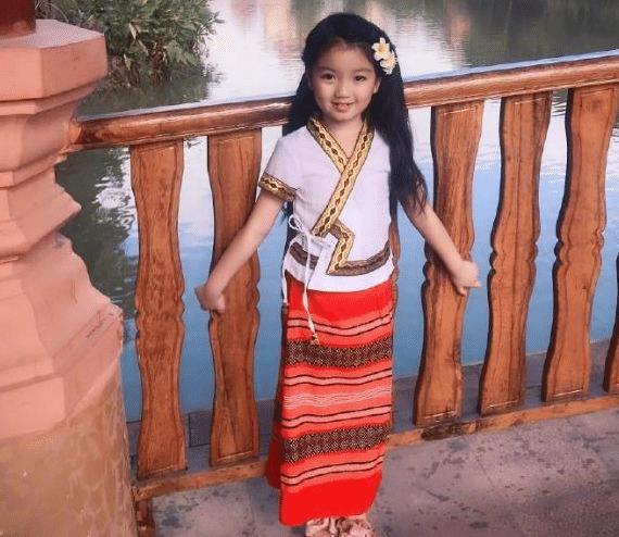 毕竟这个年纪还是要以学习为重的,偶尔她妈妈会发一些动态出来,相信