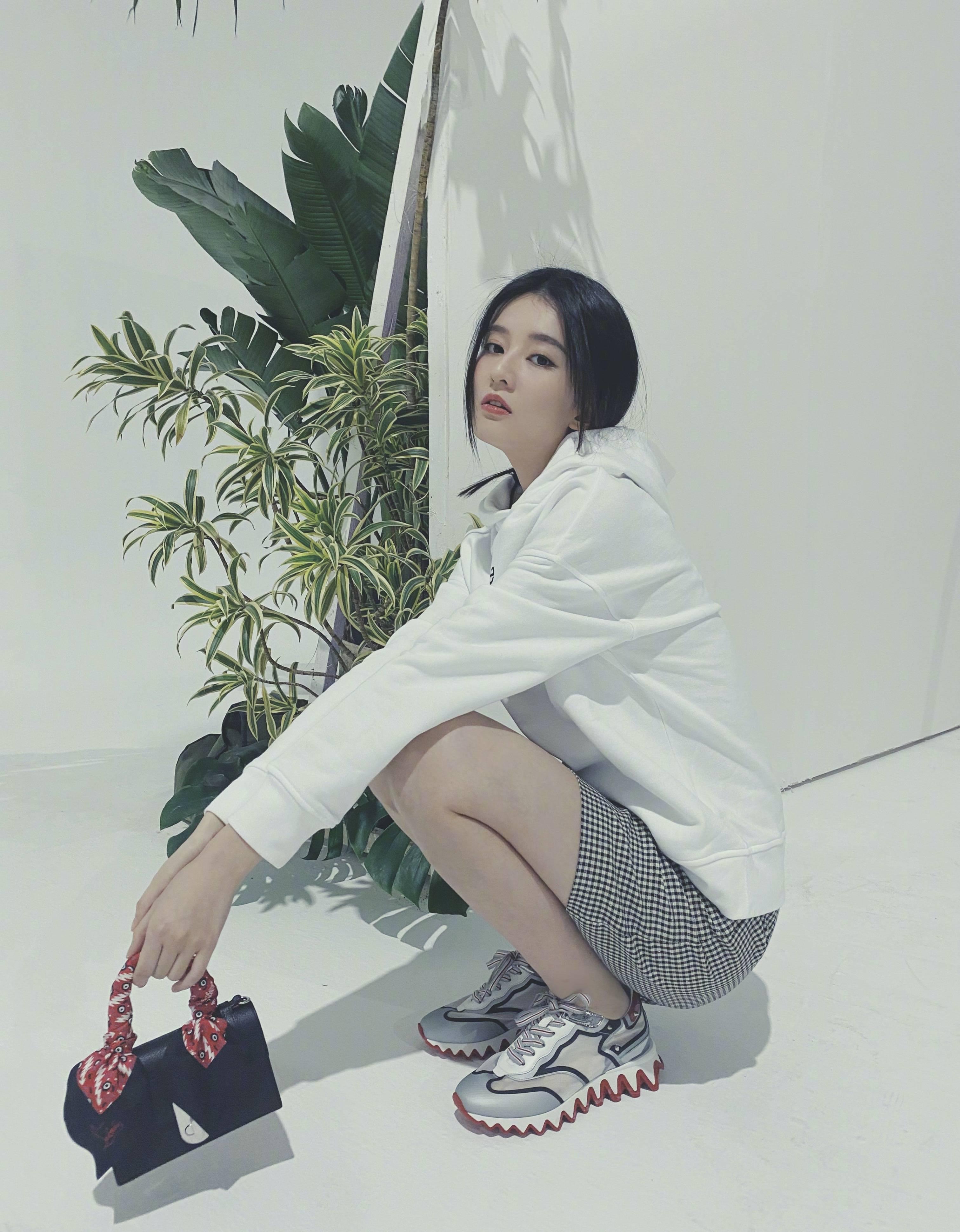 原创27岁乔欣古灵精怪色彩斑斓穿搭拍开春大片朦胧女人味超迷人