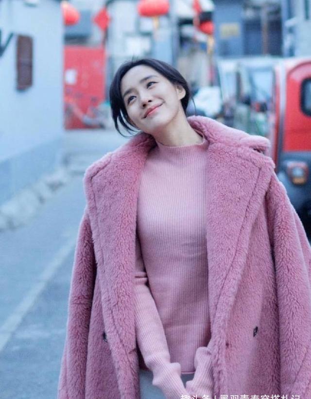 王智终于火了,粉色大衣配针织衫凹出时尚身材,36岁美得像18岁