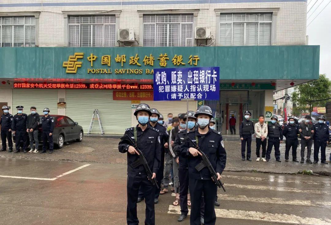 原来是广西玉林北流警方在押解涉"两卡"电诈犯罪嫌疑人指认现场穿制服