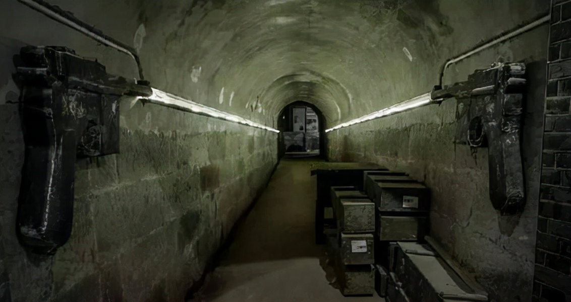 原创重庆神秘防空洞深藏在长江北岸悬崖之上它有着怎样的秘密