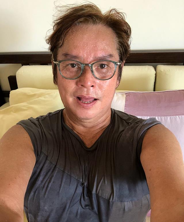 原创69岁谭咏麟晒近照皮肤松弛脖颈纹深重瘦到脱相脸颊凹陷引人忧