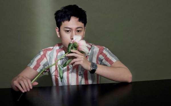 杨紫前男友秦俊杰疑有新恋情,与侯梦瑶牵手回家,他现在还有没有热度了