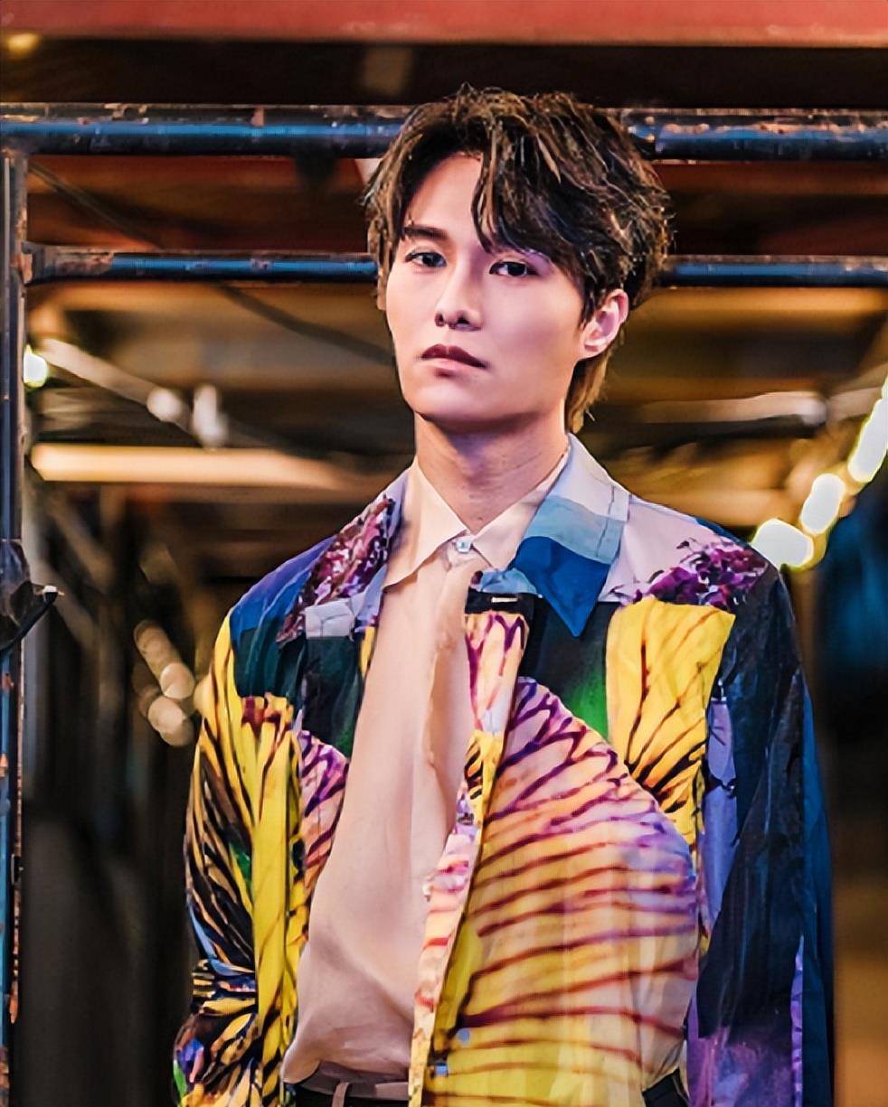 饰演有强烈控制欲的裁缝师 胡鸿钧与假人演对手戏_观众_小角色_演出