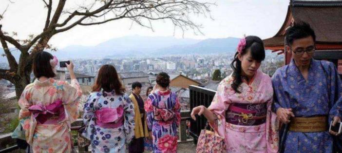 日本旅游时，双肩包游客为何会受到日本女性嫌弃？导游说出了实情