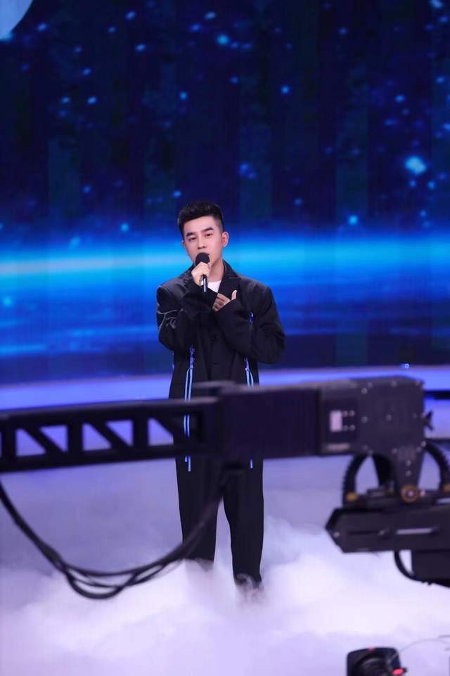 原创宝藏弟弟孙震央视舞台再现魅声新歌惊艳青春嗓音一开口就被苏到