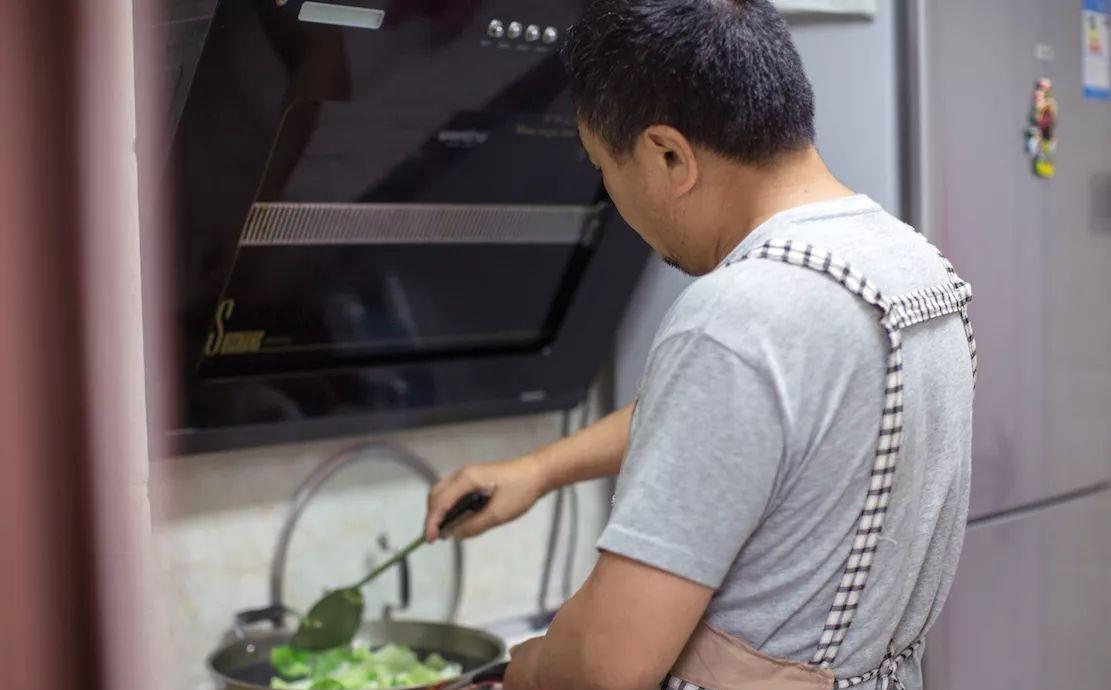 在爸爸的辛勤工作中,我可以看到外面的人,我可以看到外面的风景,玩我