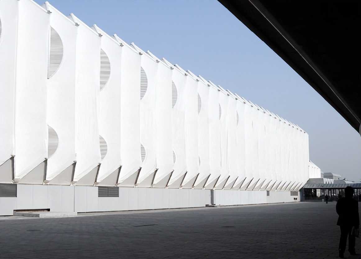 建筑断面形式构建车站架构,并辅以膜结构和聚碳酸酯材料板材作为屋面