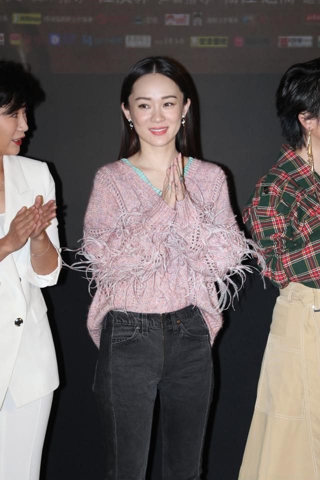 霍思燕的工作照瘦了穿紧身裤腿真细长就是毛衣磨起球好寒酸