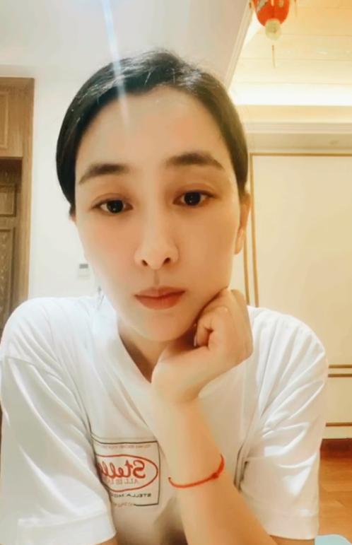 原创马苏素颜直播太自信高清镜头下状态好的像个20岁姑娘