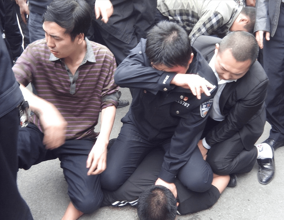 k148特快列车在四川万源火车站稳稳停下,早已接到报警电话的铁路公安