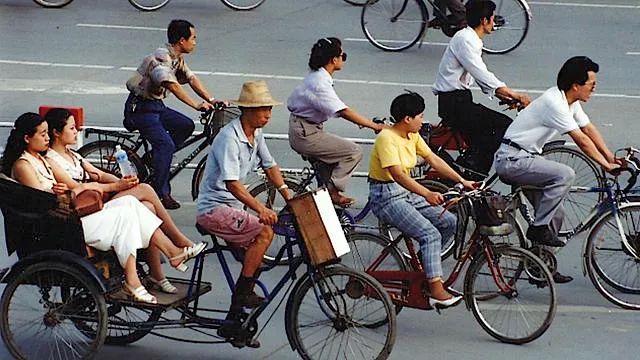 新疆維吾爾自治區喀什市,老城區的商販,1999年.上海市南京路夜景,圖左