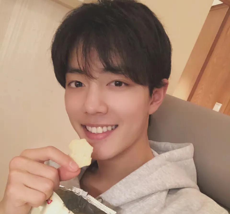 男明星自拍角度有多直男肖战任嘉伦还好看到朱一龙胡歌笑出声