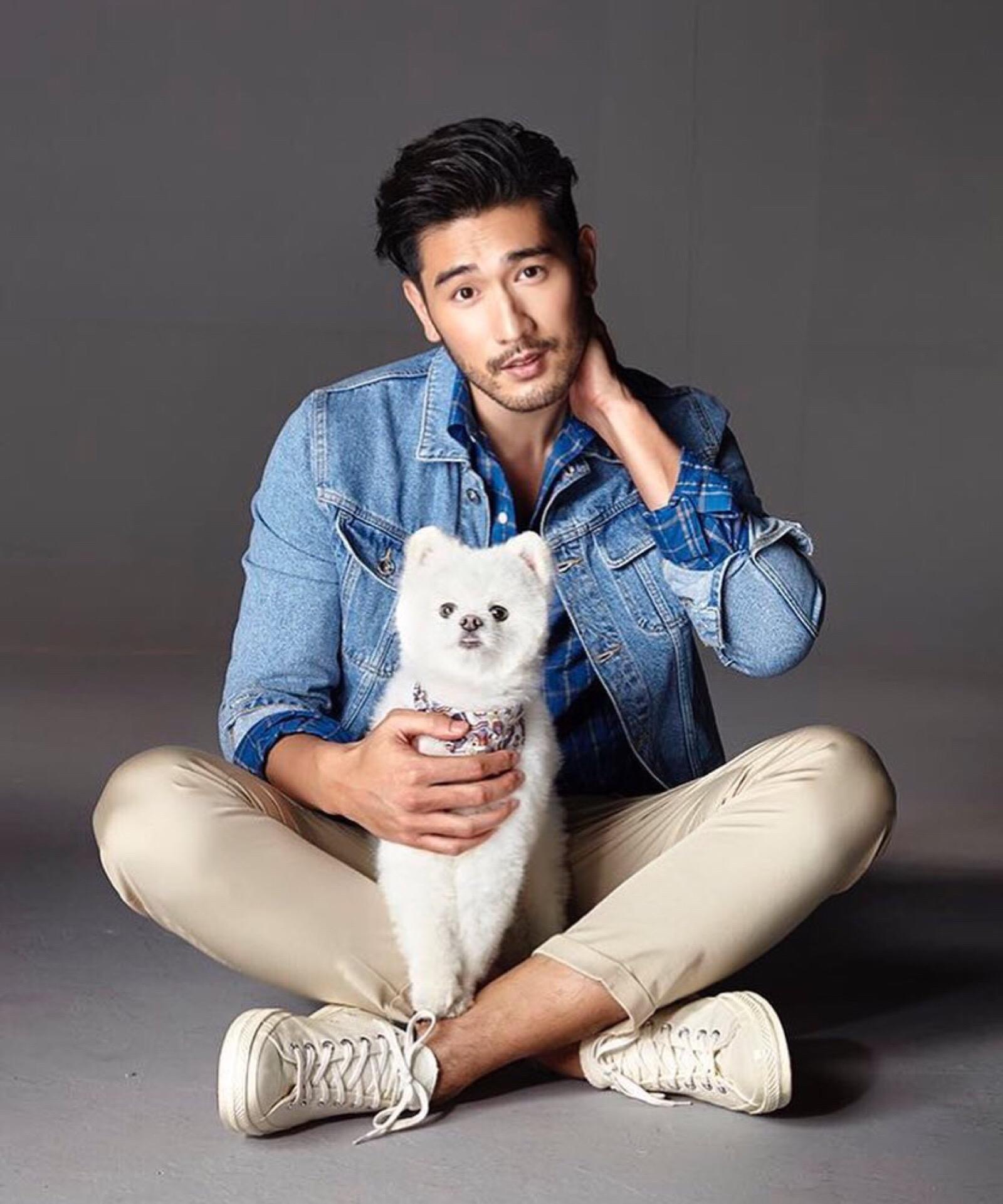 原创高以翔爸爸罕见分享近照因痛失爱子而瘦到脱相戴儿子戒指缅怀