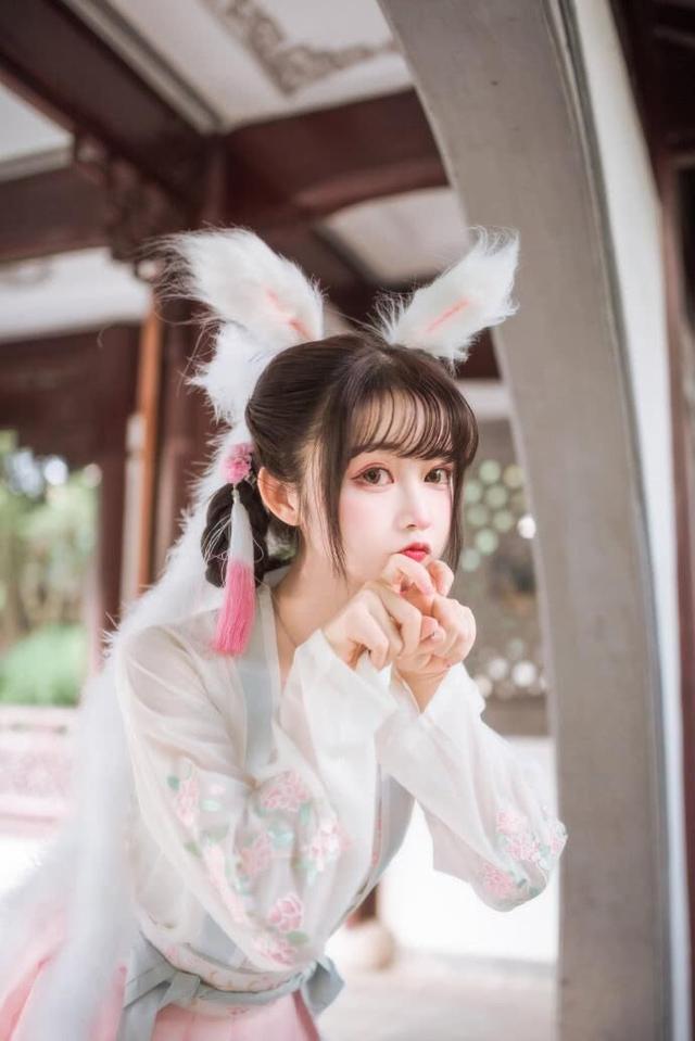 小姐姐用兔耳朵搭配汉服网友我家的玉兔跑出来了