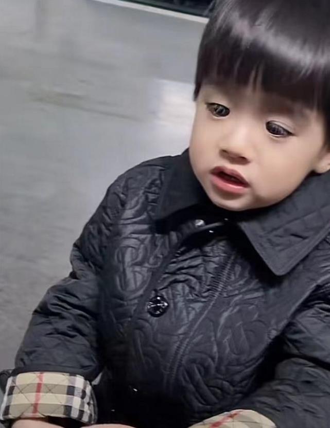 不仅眼睛好看,垂下眼眸的丹尼尔,简直就是睫毛精本精,睫毛密又长,感觉