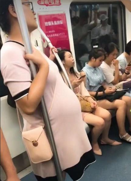 地铁上孕妇被道德绑架孩子一句话引发网友讨论教养的最高境界