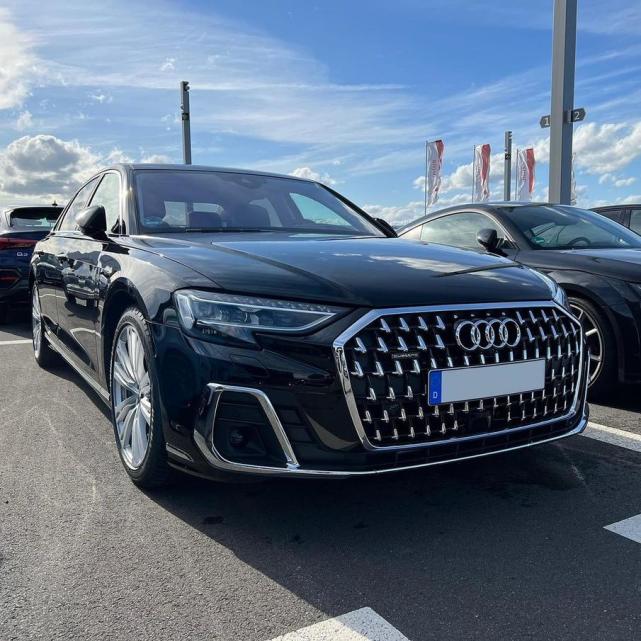 中网采用了镀铬的设计更加豪华范新款奥迪a8海外街拍