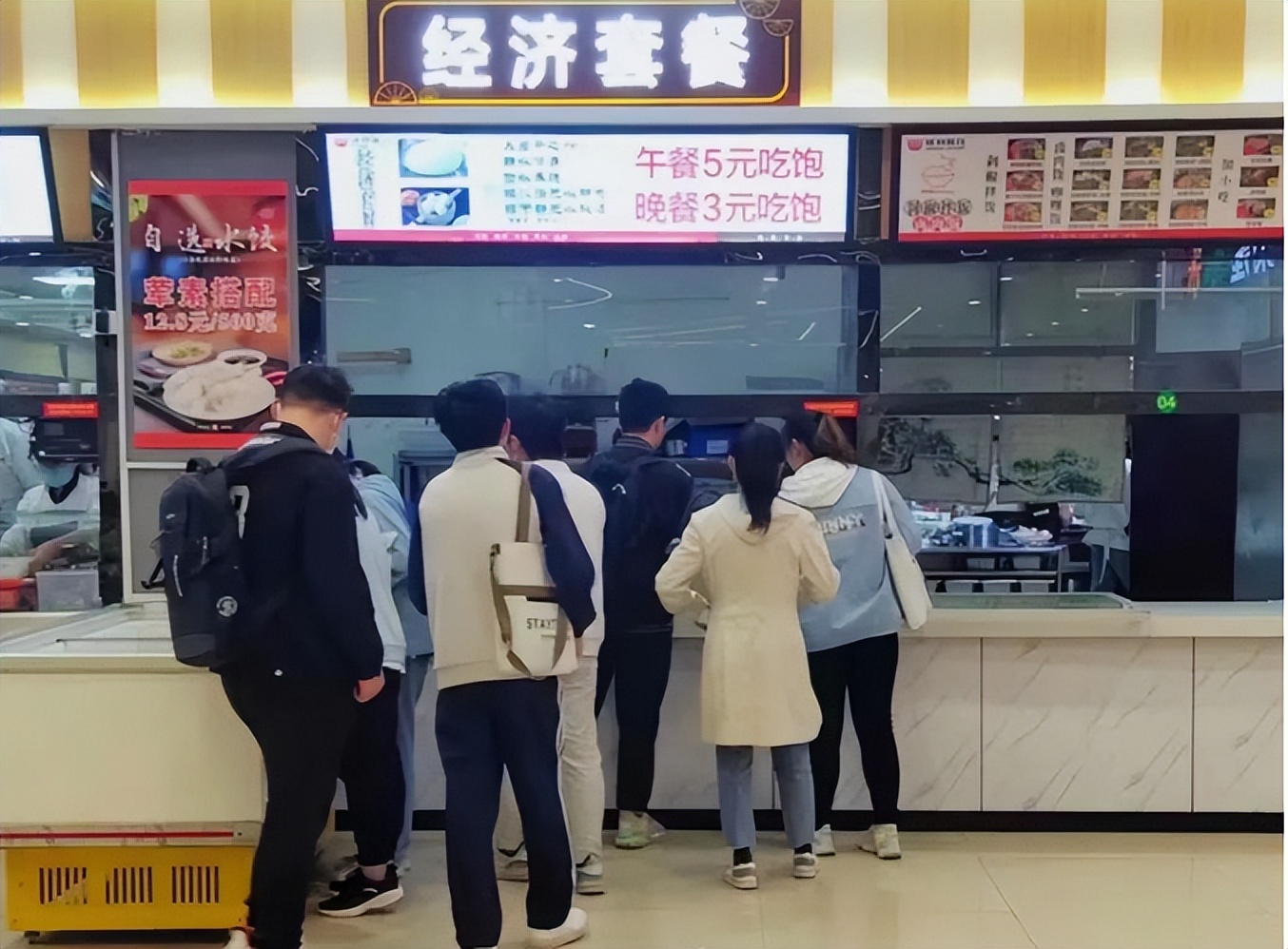 河南中医药大学"火"了,食堂伙食超实惠,午餐5元晚餐3元管饱