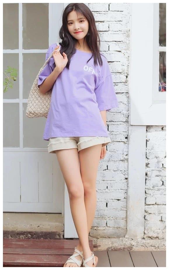 原创被夸初恋脸的章若楠穿男士球服五分裤还是那么甜