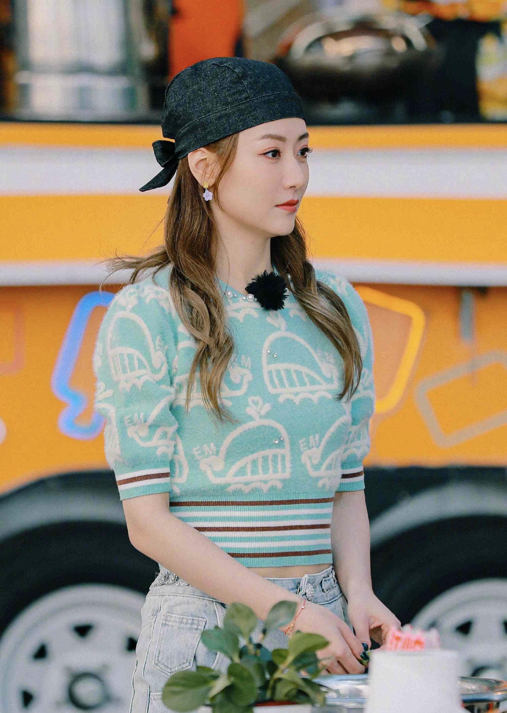 白冰化身跑堂小妹绿色针织衫搭阔腿牛仔裤减龄如同18岁