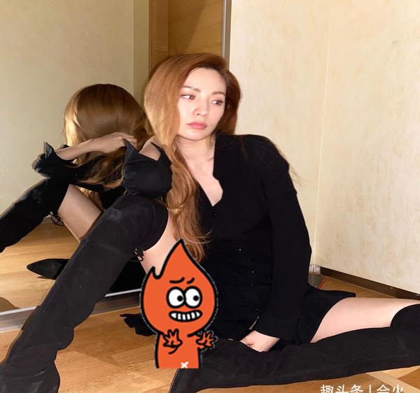 从图片中可以看出,nana身上这件时尚装的领口开得超大,露出了脖子周围