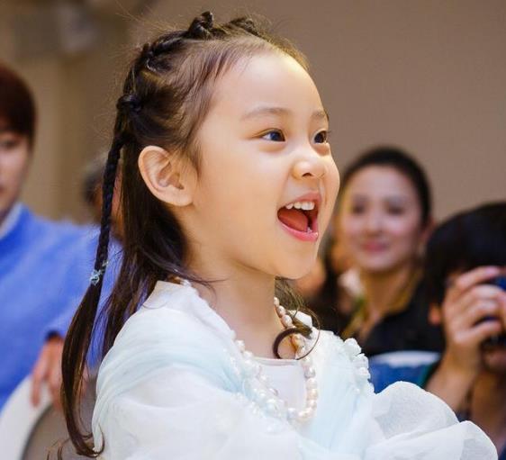 原创8岁甜馨开始女大十八变精致五官撞脸亲妈近照美到认不出