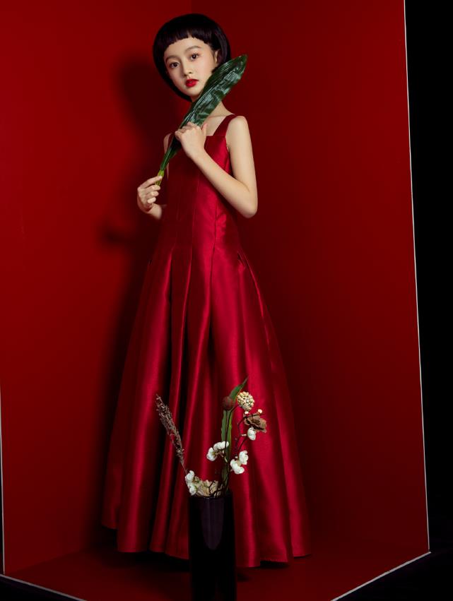 裴佳欣被赞"最美童模",10岁偏爱化20 岁浓妆,美的