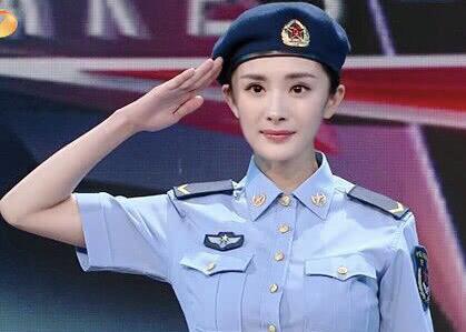 原创杨幂北京家中录制节目却无意曝光原相机下真实模样确定她是33岁