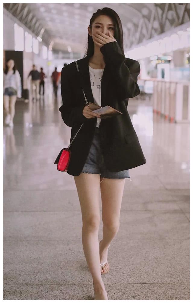 原创傅菁的腿绝了踩着薄如纸片的人字拖却比我穿高跟鞋的腿还长