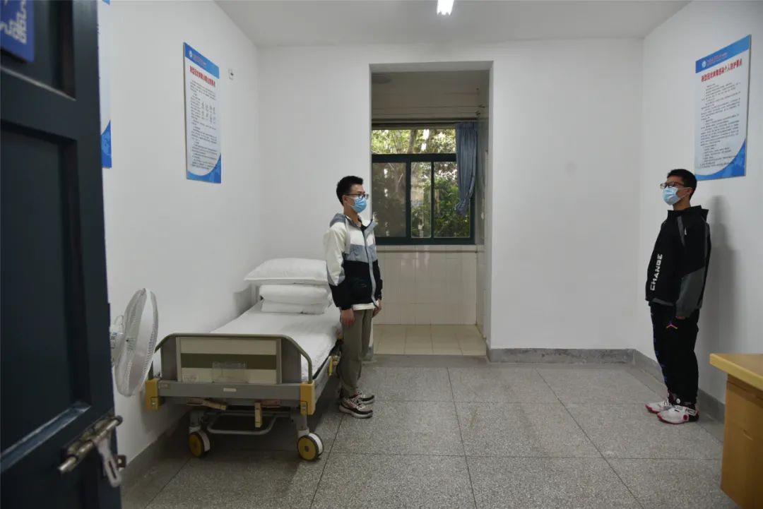 防疫于心以练为战盐城中学举行校园突发疫情处置演练