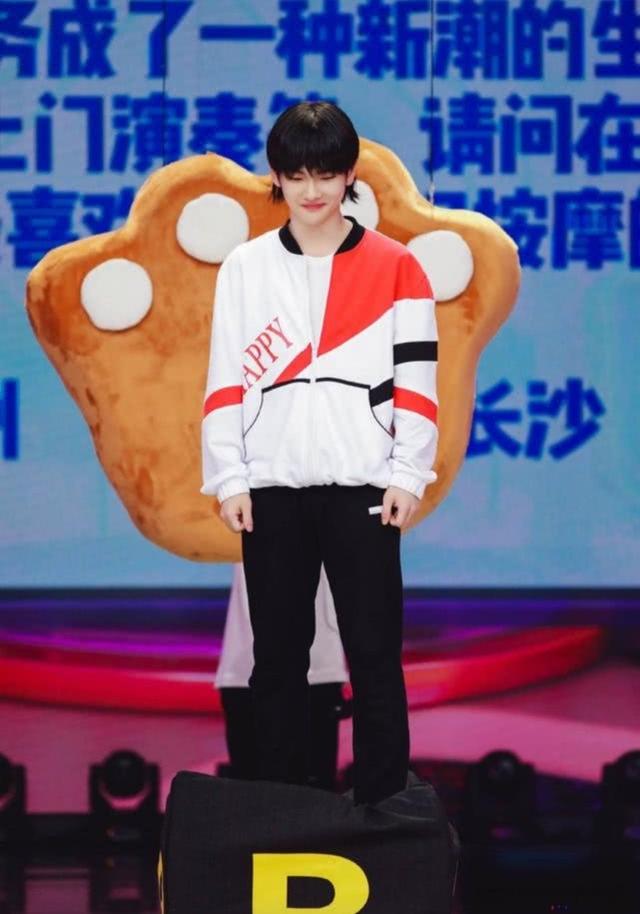 周震南又2g了小个子却气场强靠的都是这些时尚单品