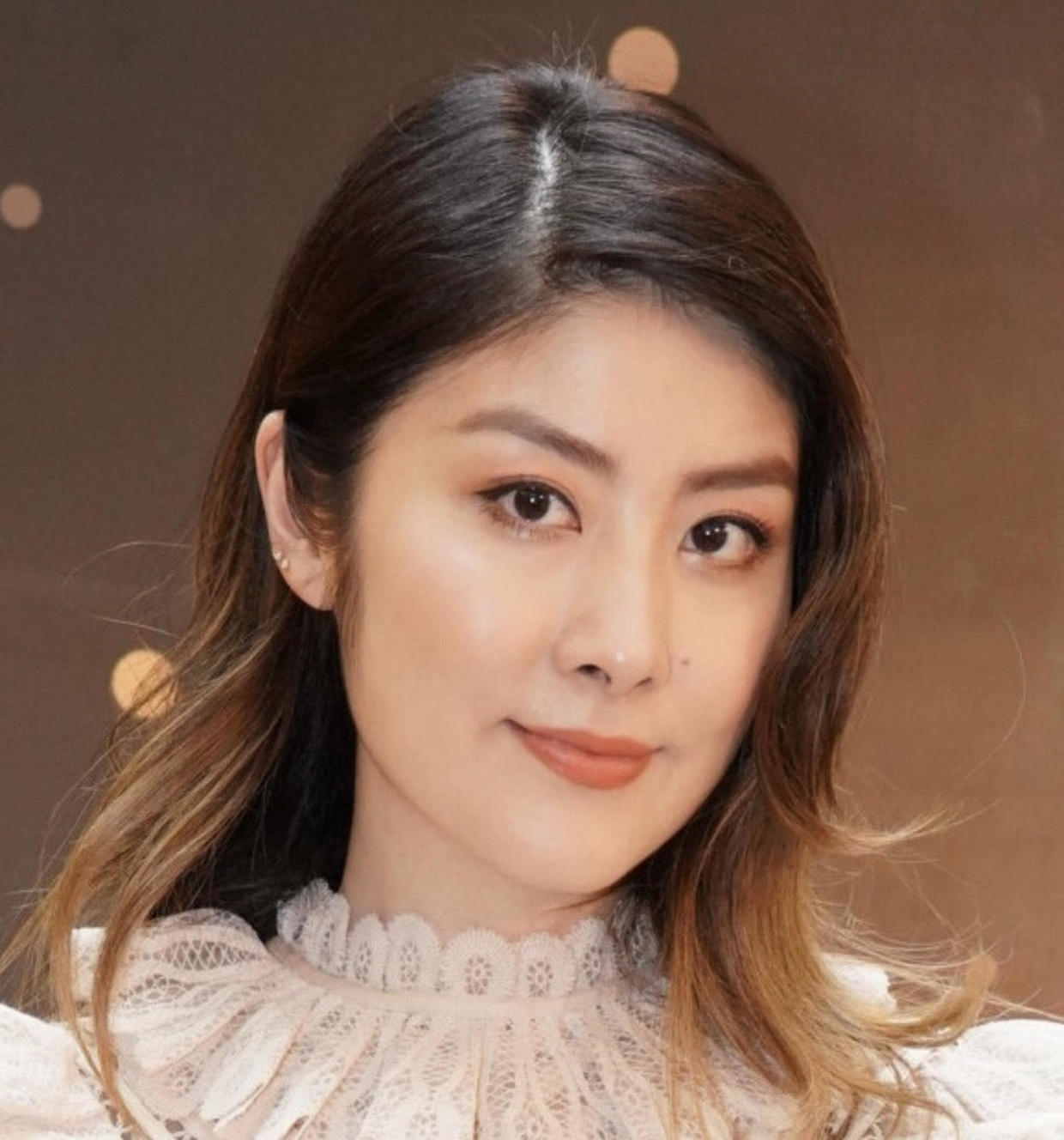 173高的陈慧琳真有超模气质穿白色连衣裙配金色腰带哪像46岁