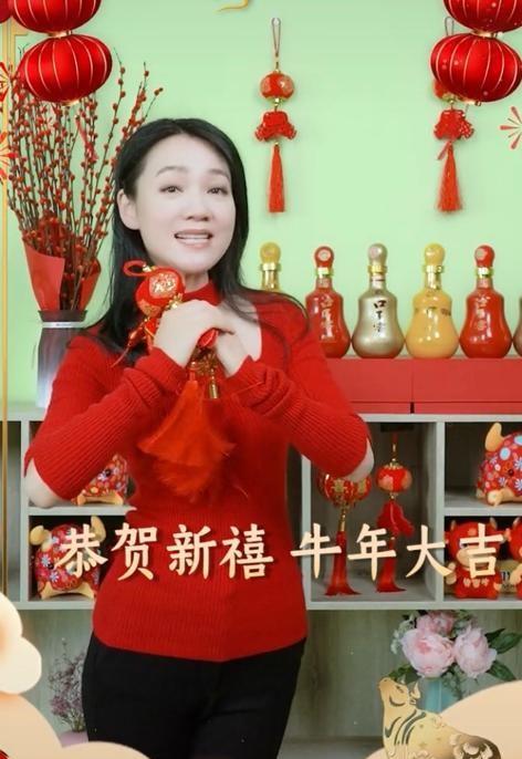 安徽台一姐周群晒近照穿死亡芭比粉大衣太惊艳47岁嫩成少女