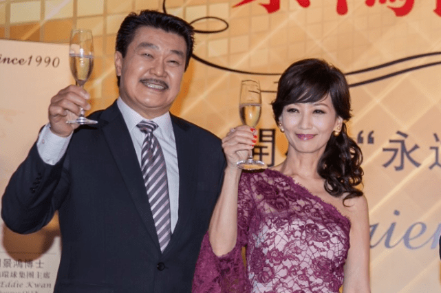 娱圈贵妇:带鸽子蛋翡翠的赵雅芝,应采儿被老公宠成公主_张含韵_jasper