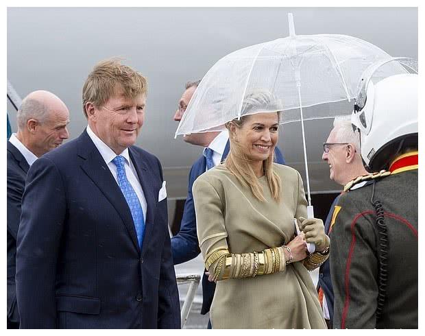 当地时间6月12日,荷兰王妃和国王访问了爱尔兰,这次马克西马王妃和